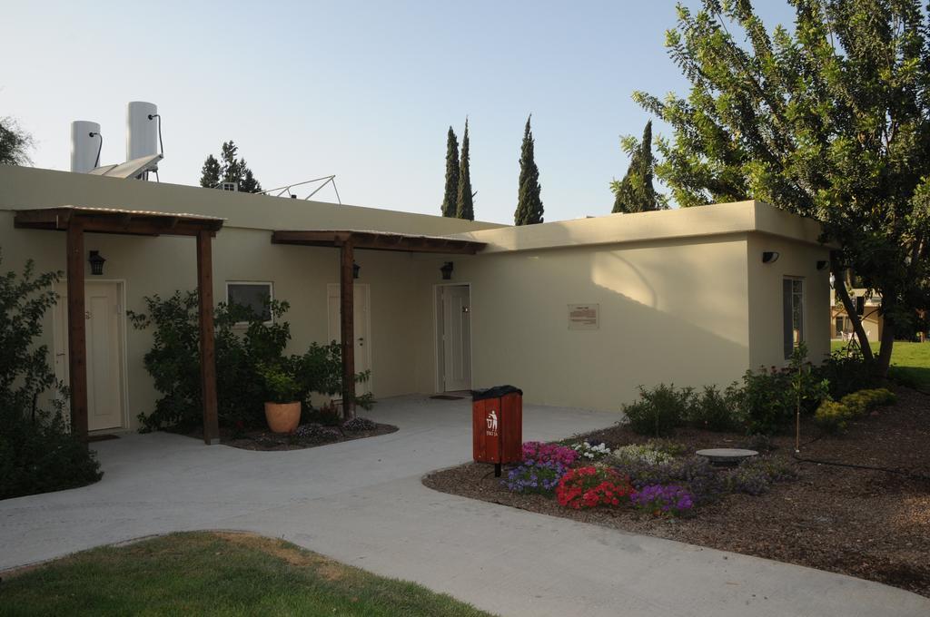 Kibbutz Tiratzvi - Country Lodging Tirat Zevi Exterior foto